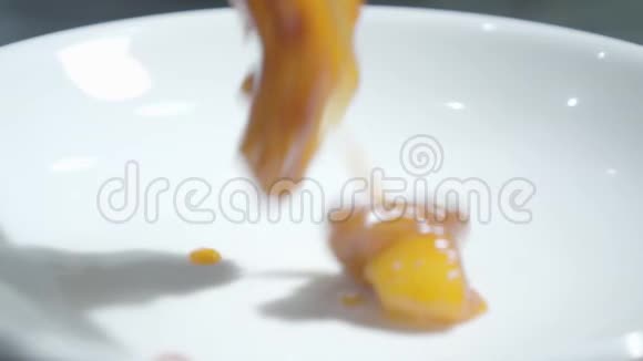 美味的烤鸡配上蜂蜜酱的蔬菜紧紧地落在盘子上厨师准备食物以便在视频的预览图