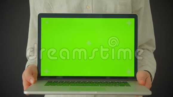男性手提笔记本电脑的特写镜头室内绿色屏幕背景灰色隔离视频的预览图
