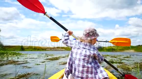 一个小孩用皮划艇划桨积极的家庭度假视频的预览图