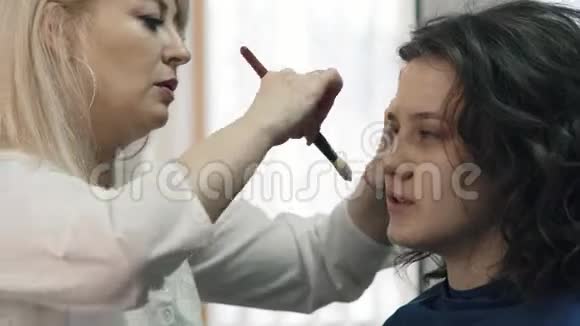 专业化妆师为客户妇女化妆视频的预览图