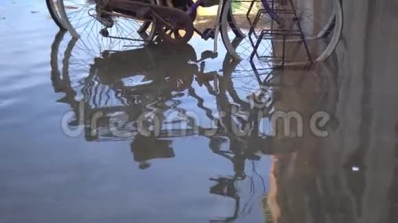 停在城市里的自行车被海啸淹没了视频的预览图