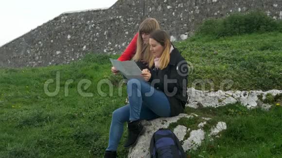 两名年轻女子在爱尔兰游览法舍尔山视频的预览图