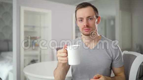 这杯茶不好或好男人用手势上下竖起大拇指视频的预览图