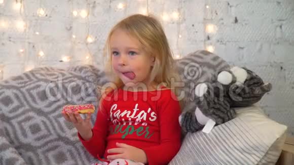 小女孩吃甜甜圈表演猿猴视频的预览图