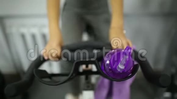 在健身房骑健身车的女孩视频的预览图