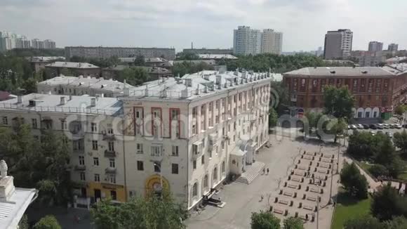 近广场公园和道路的白色行政大楼的鸟瞰图背景是现代摩天大楼视频的预览图