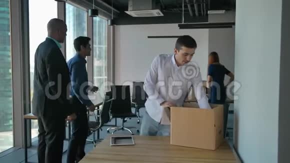 企业家打开包装盒看看现代办公室的道路图纸视频的预览图