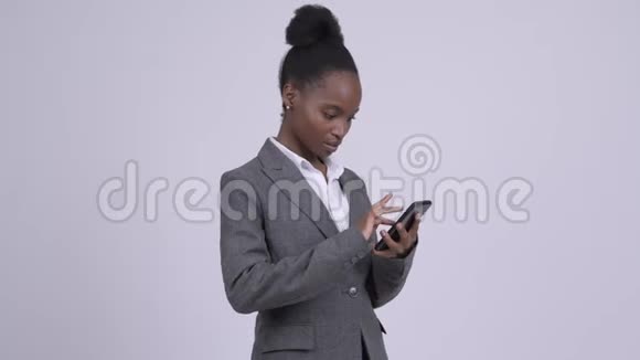 年轻悲伤的非洲女商人用电话接坏消息视频的预览图