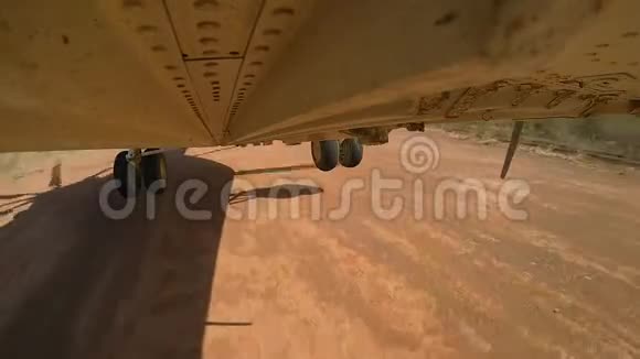 米26号直升机正在降落并接触底盘视频的预览图