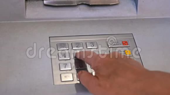 人类或妇女手输入安全代码或密码ATM键盘上的按钮视频的预览图