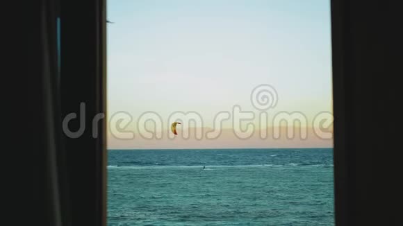 人们在埃及达哈布美丽的清水中风筝冲浪从窗口的角度探索蓝色的大海视频的预览图