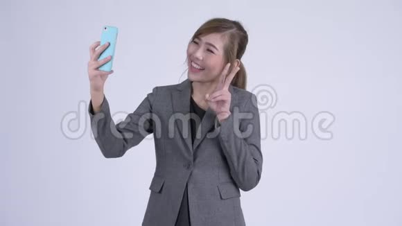 年轻快乐的亚洲女商人自拍视频的预览图