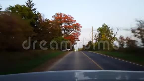 秋日汽车后视农村公路汽车角度POV后车乡村街视频的预览图
