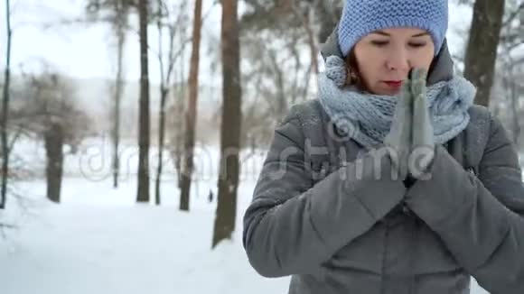 冬天下雪天冻僵的成年妇女视频的预览图