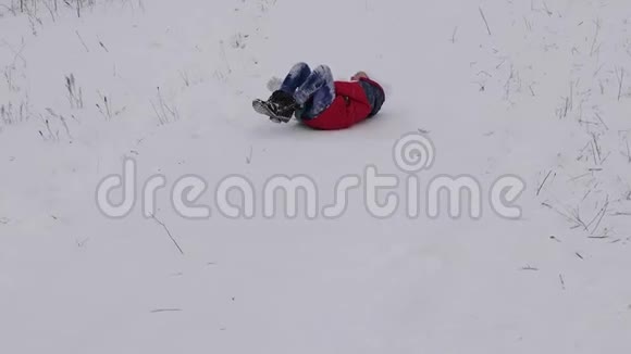 穿着红色夹克衫的开朗的孩子从高山上滑过雪笑了起来快乐的女孩玩圣诞节视频的预览图