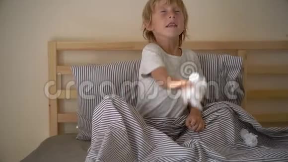 一个小男孩吐着餐巾庆祝他的病愈视频的预览图