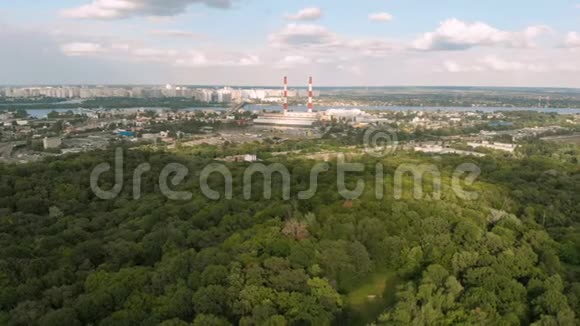 Dnipro航空公司茂密的木材和基辅一个现代化的发电站在夏季视频的预览图