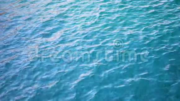 关闭受干扰的蓝色海洋水面慢动作视频的预览图