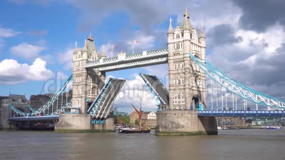 英国伦敦的标志性塔桥风景优美的云彩在高架桥上船在桥下行驶4kUHD视频的预览图