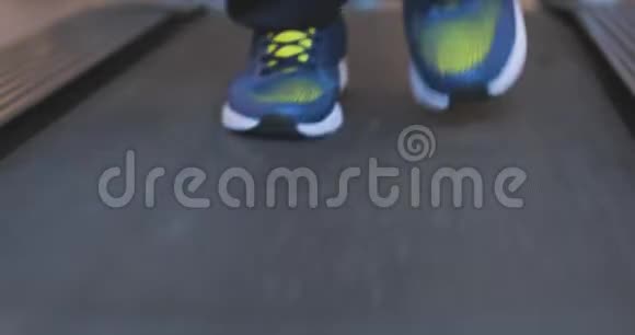 男腿在跑步机上跑步视频的预览图