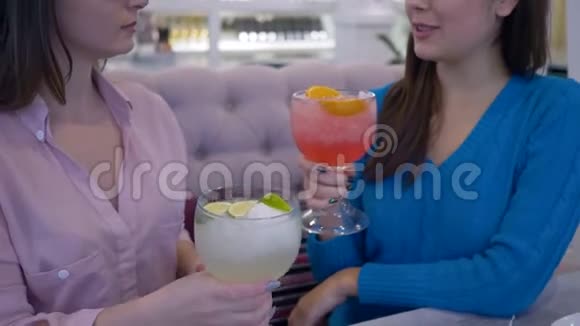 饮食和健康的生活方式妇女从大杯中喝维生素果汁享受口味视频的预览图