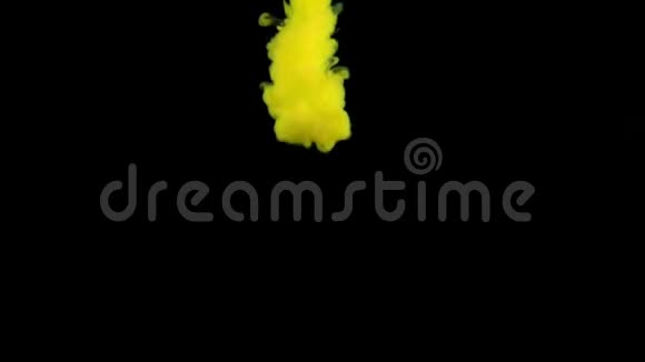 真正的黄色油漆滴在水里墨水在水下旋转黑色背景上孤立的墨迹碰撞云视频的预览图