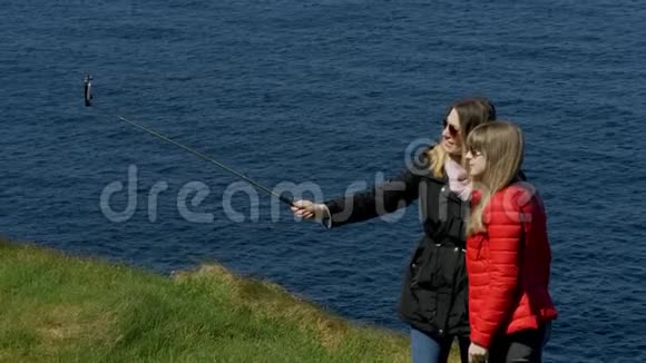 两名年轻女子在爱尔兰西海岸旅行视频的预览图