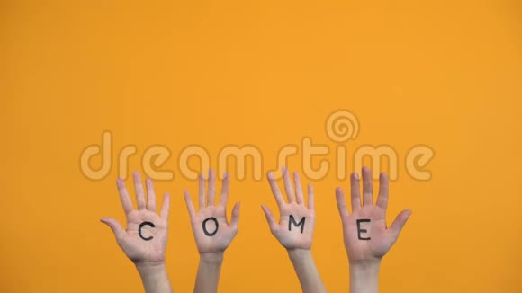 在橙色背景下写手掌积极分子的手项目演示视频的预览图