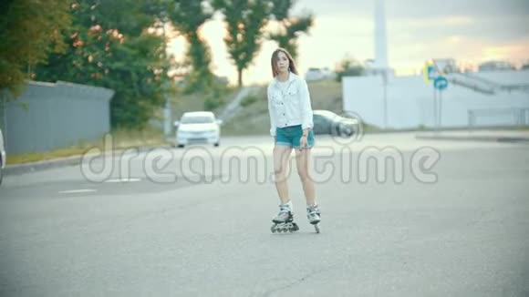 一个穿着滑旱冰的害羞少女在路上滑冰视频的预览图
