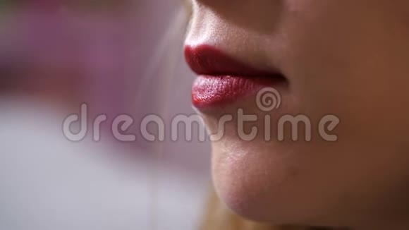 特写镜头红唇女孩吃了一片白药丸4K慢慢视频的预览图