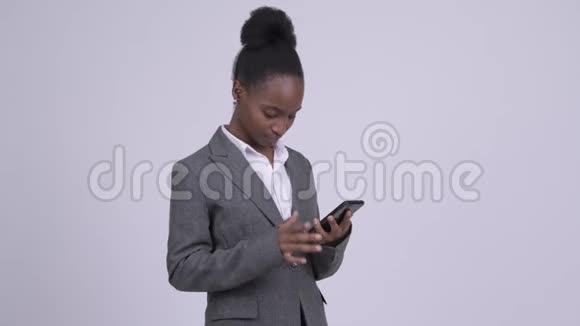 年轻的非洲女商人用电话看起来很震惊视频的预览图