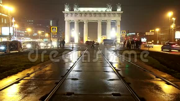 莫斯科凯旋门夜街有电车视频的预览图