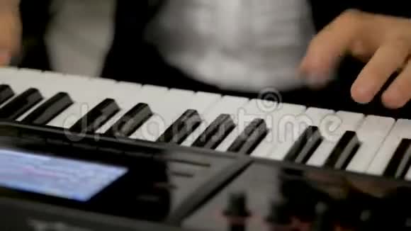 音乐家在键盘合成器上弹奏钢琴键视频的预览图