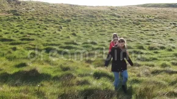 漫步在北爱尔兰的Binevenagh草原上从无人驾驶飞机上俯瞰视频的预览图