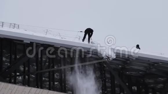 穿着铁边的工人和坐骑从楼顶扔雪视频的预览图