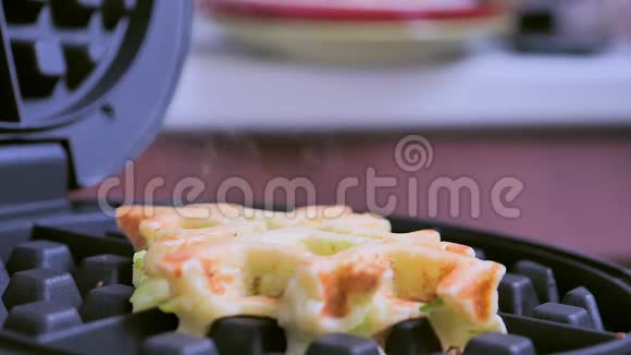 新鲜热西奇尼华夫饼配有蒸汽的电动华夫饼熨斗特写视频的预览图