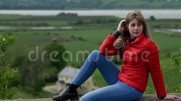 年轻女子在爱尔兰美丽的绿色自然中放松视频的预览图