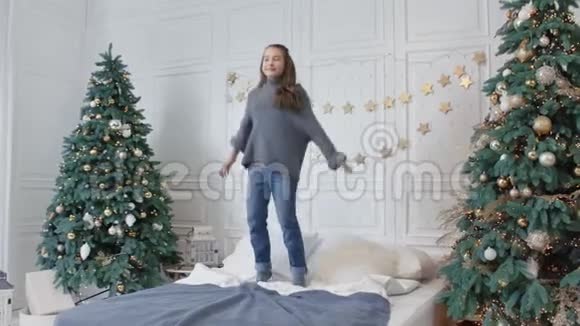 微笑的少女在家跳床快乐的孩子在卧室里开派对视频的预览图