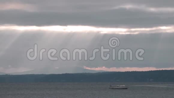 没有桅杆的小帆船在光线和多云的天空下视频的预览图