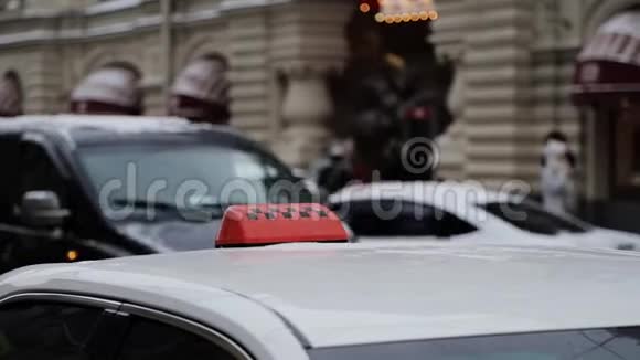 莫斯科俄罗斯12月关闭出租车橙色屋顶标志与检查背景的汽车视频的预览图