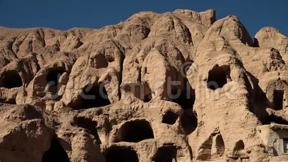 沙尔e祖哈克祖哈克市岩壁侧面的雕刻洞洞口视频的预览图