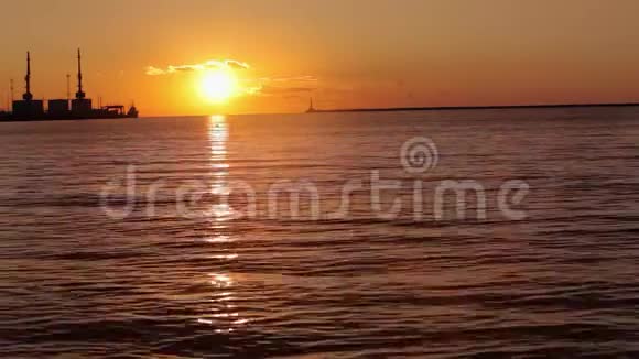 美丽的金色大海日落美丽的云视频的预览图