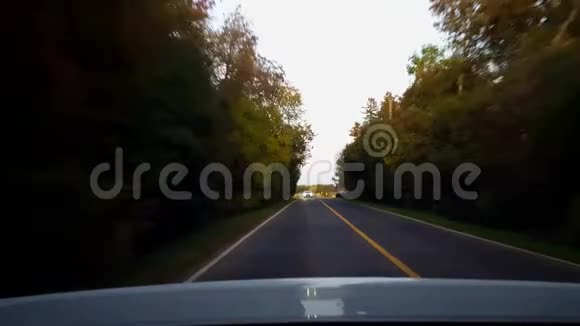 后景从汽车驾驶农村公路后景白天车景点及车后乡村街视频的预览图