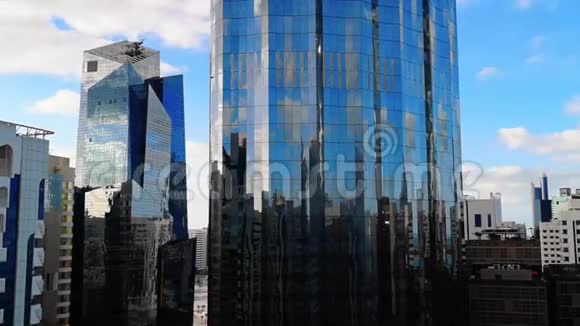 城市摩天大楼和云层环绕的天际线的晨景阿布扎比城市世界贸易中心视频的预览图