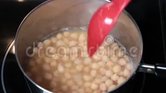 在平底锅中在平底锅中烹饪和搅拌加班佐豆视频的预览图