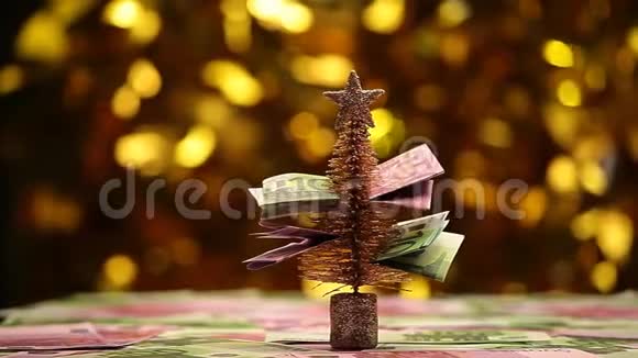 枞树的钱桌上的金子视频的预览图