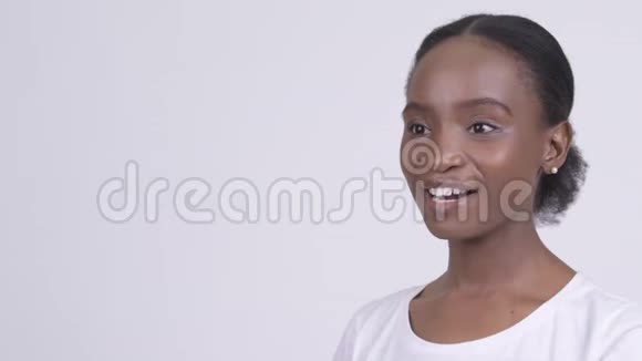 接受采访的年轻美丽的非洲女性视频的预览图