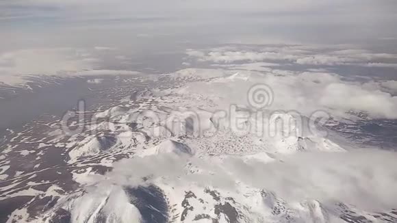 从飞机舷窗上俯瞰高加索雪山视频的预览图