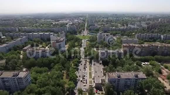 空中俯瞰现代城市照相机正飞过房屋公园和道路视频的预览图