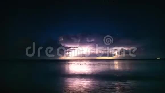 4K时程乌云密布的夜海风暴视频的预览图